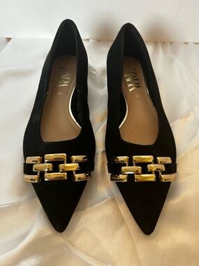 ZARA Black Suede Pointed Toe Flats Gold LInk Chain & Gold Rimmed Heel Size 6.5